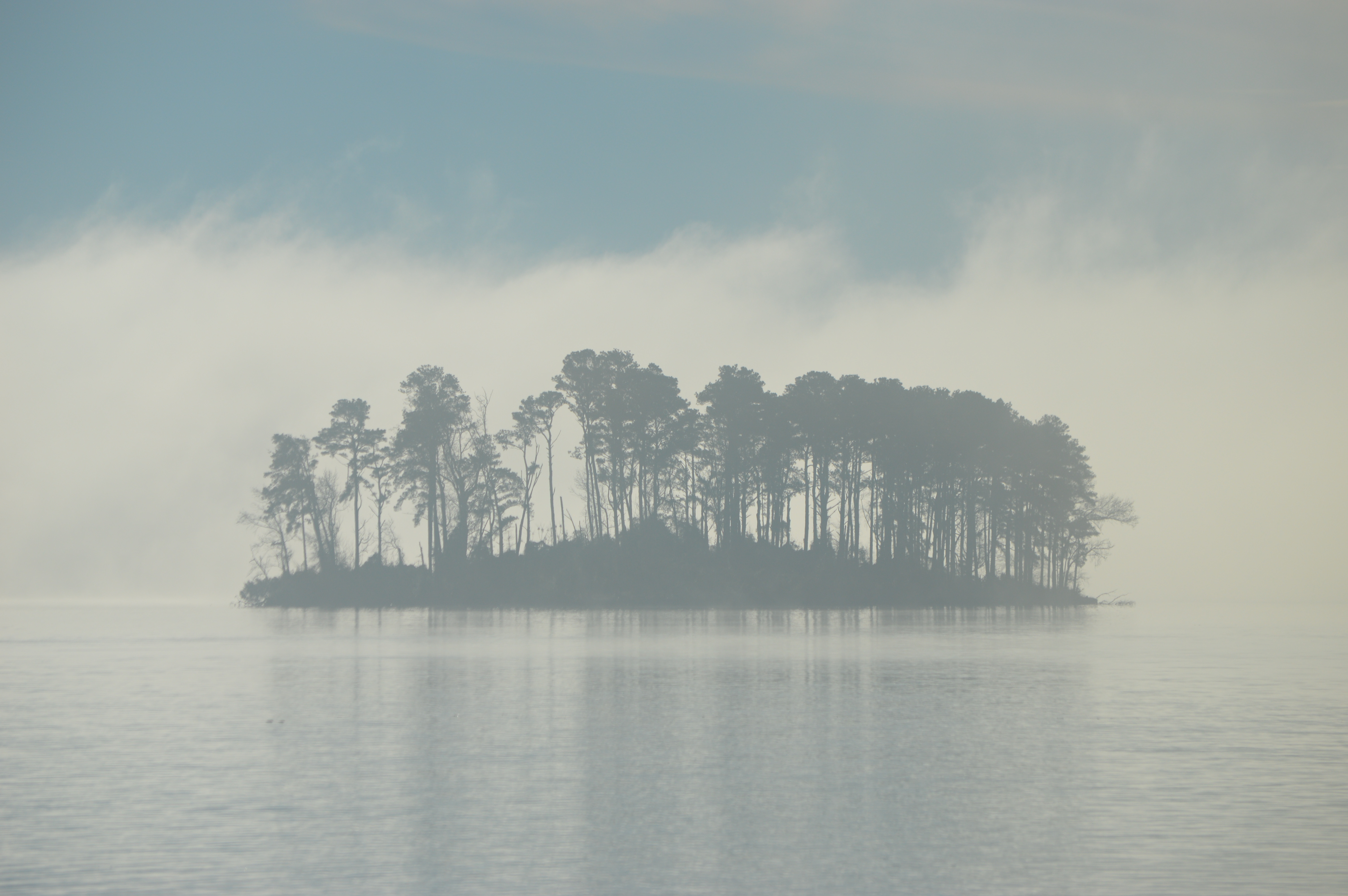 Туман не видали. Каслвуд остров тумана. Остров в тумане. Остров в далеке. Туманное море.